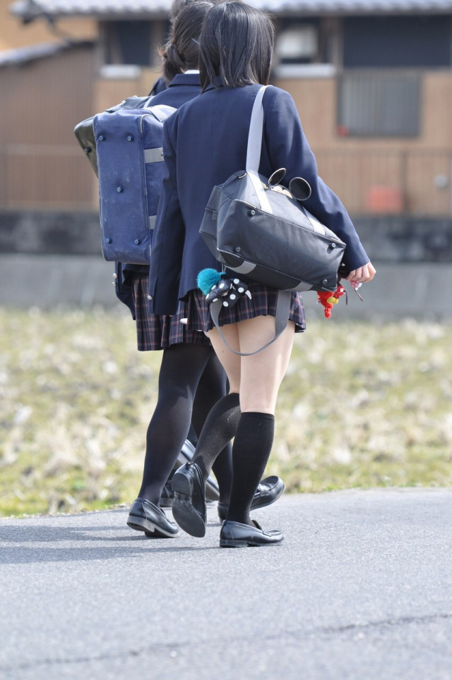 女子高生の太もも街撮り素人エロ画像