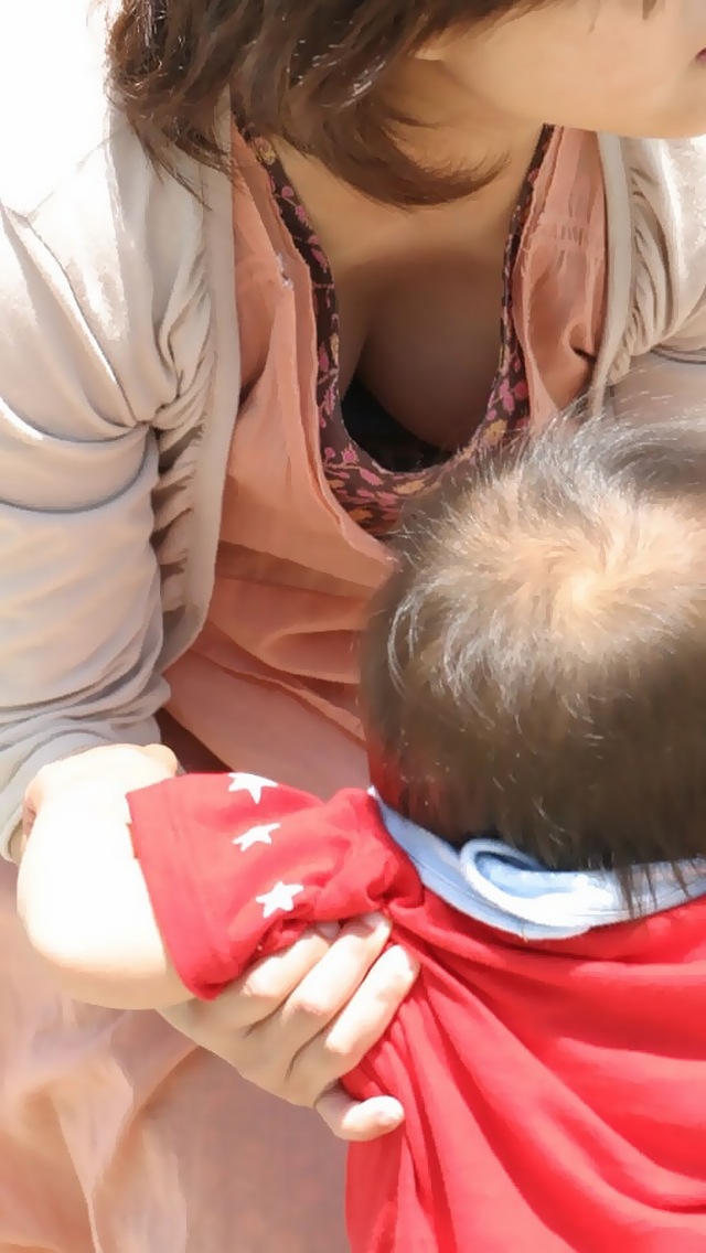 子連れママ胸チラおっぱい素人エロ画像20