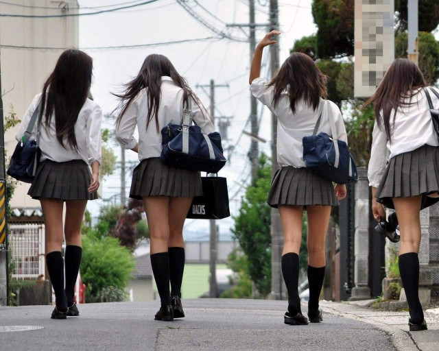 女子高生の生脚太もも街撮り