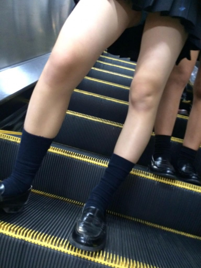 女子高生の生脚太もも街撮り