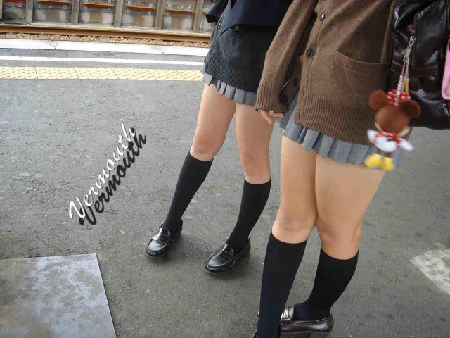 女子高生の生脚太もも街撮り