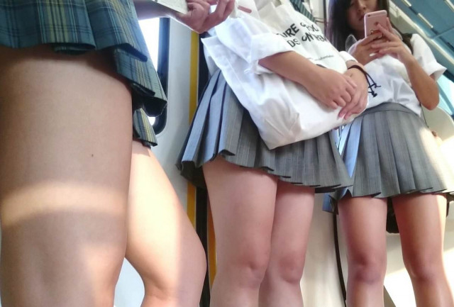 女子高生の生脚太もも街撮り