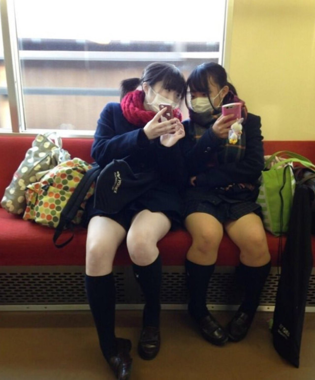 女子高生の太もも街撮り素人エロ画像