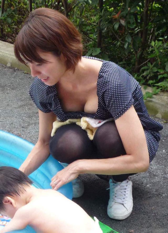 おっぱいの膨らみがエッチな胸チラを街撮りした素人エロ画像-171