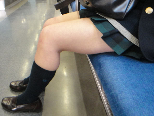 女子高生の生脚太もも街撮り