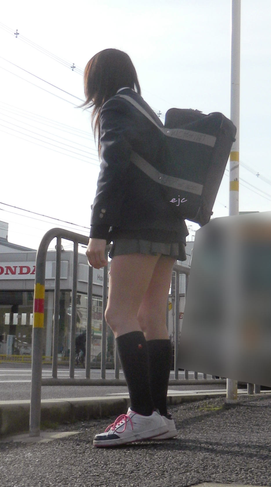 tTJK 素人エロ画像】制服のスカートをミニスカ化しすぎたパンチラ尻チラJKの街撮りｗｗｗ – エロ画像まとめサイトTOKYO