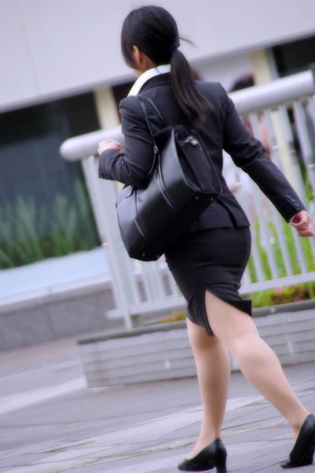 リクルートスーツやパンツスーツの女性を街撮りした素人エロ画像-185