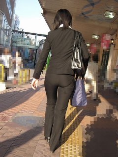 パンツスーツのお尻街撮り素人OLエロ画像8