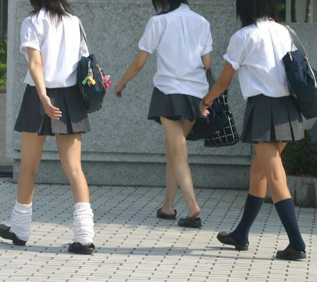 女子高生の太もも街撮り素人エロ画像