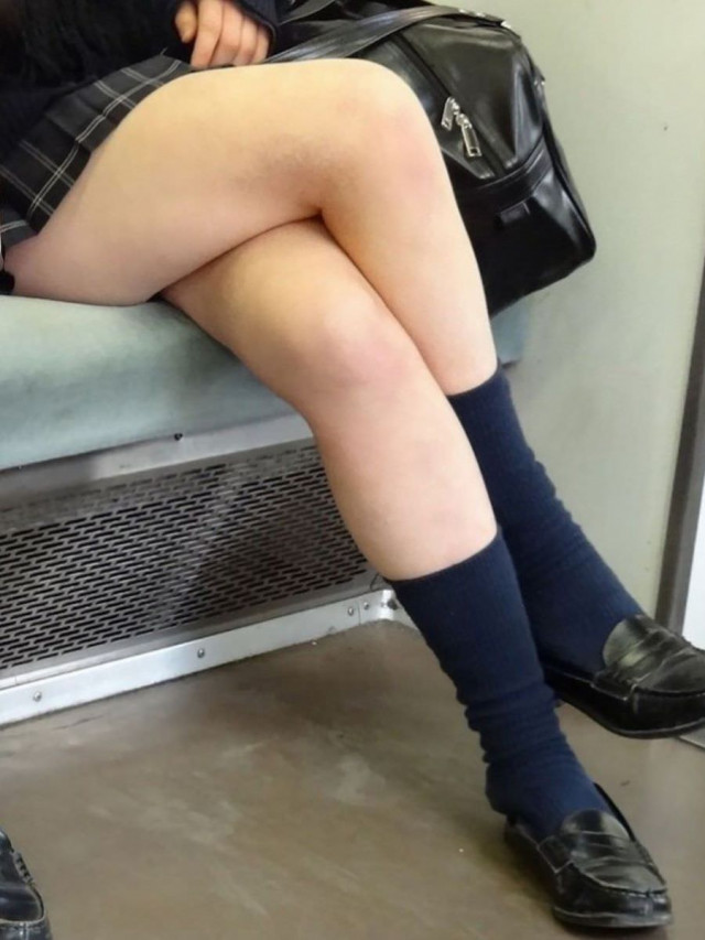 女子高生の生脚太もも街撮り