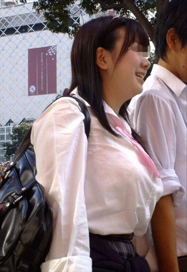 着衣巨乳おっぱいの素人エロ画像