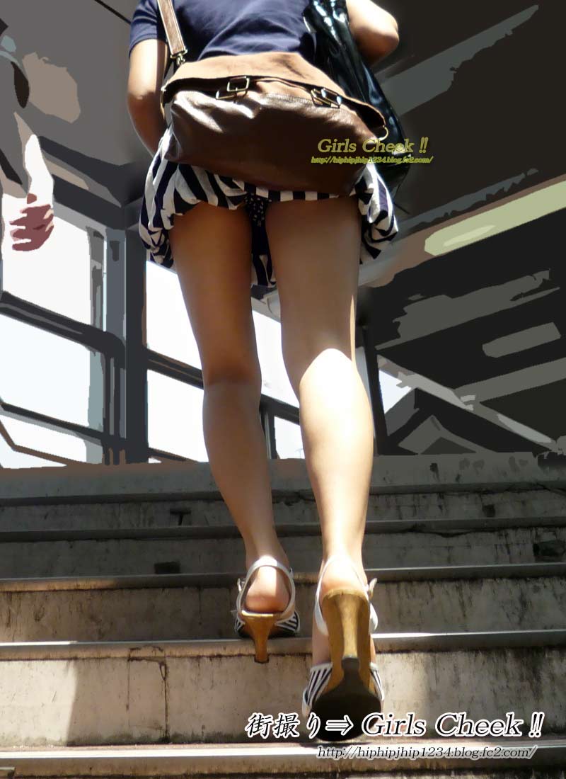 階段パンチラ盗撮素人エロ画像19