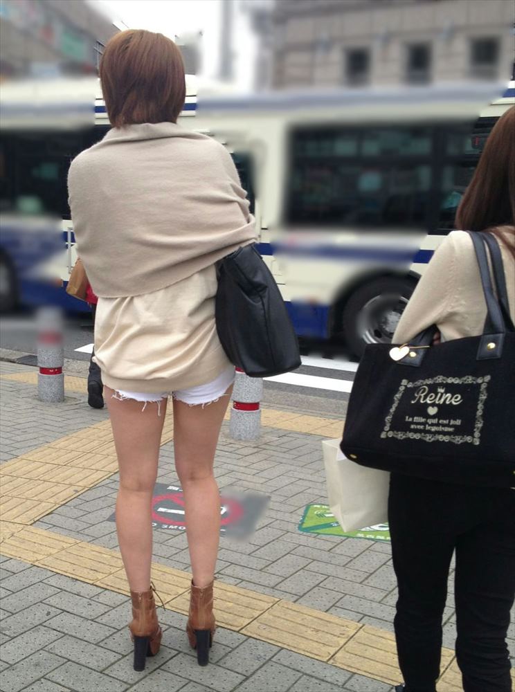 ショートパンツの生脚太もも素人エロ画像11