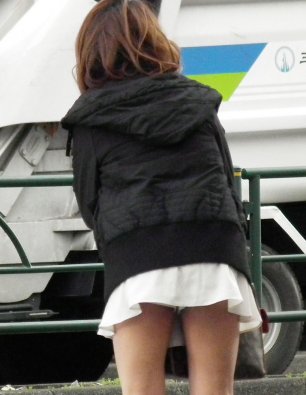 ミニスカパンチラ街撮り素人エロ画像07