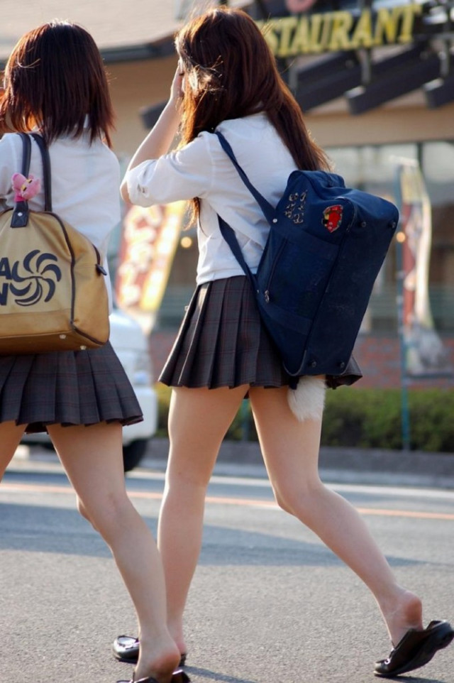 女子高生の太もも街撮り素人エロ画像