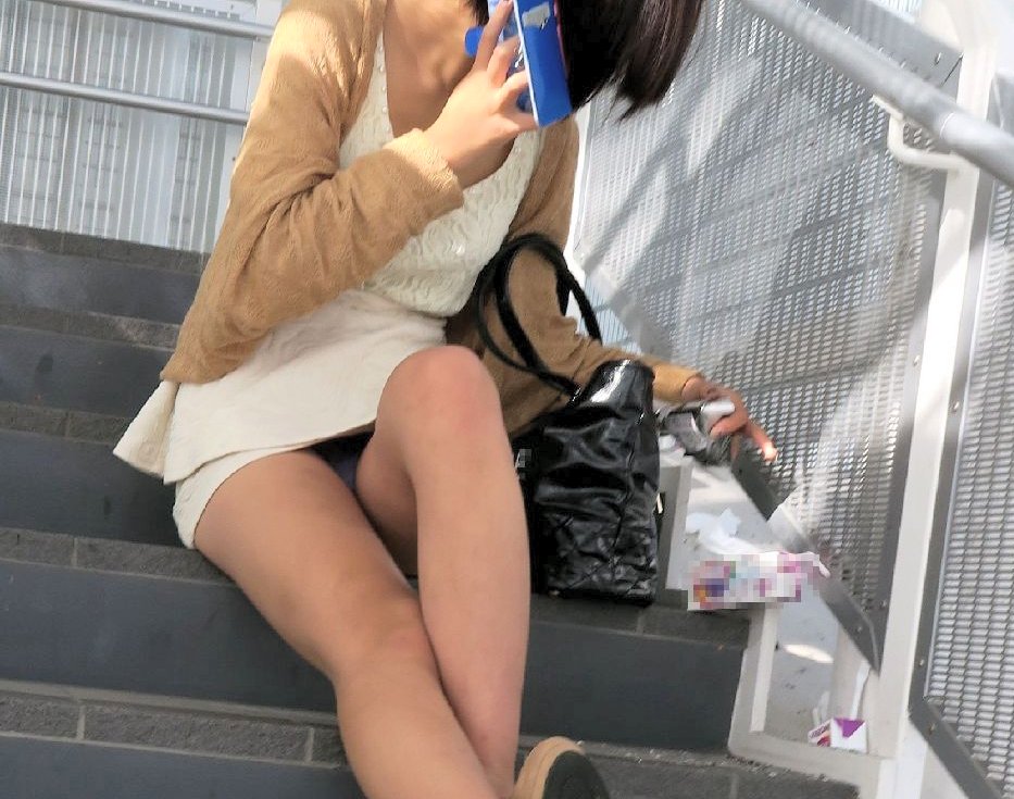 ミニスカやショートパンツのパンチラ街撮り素人エロ画像11