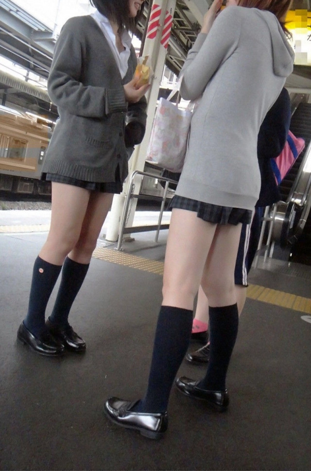 女子高生の太もも街撮り素人エロ画像