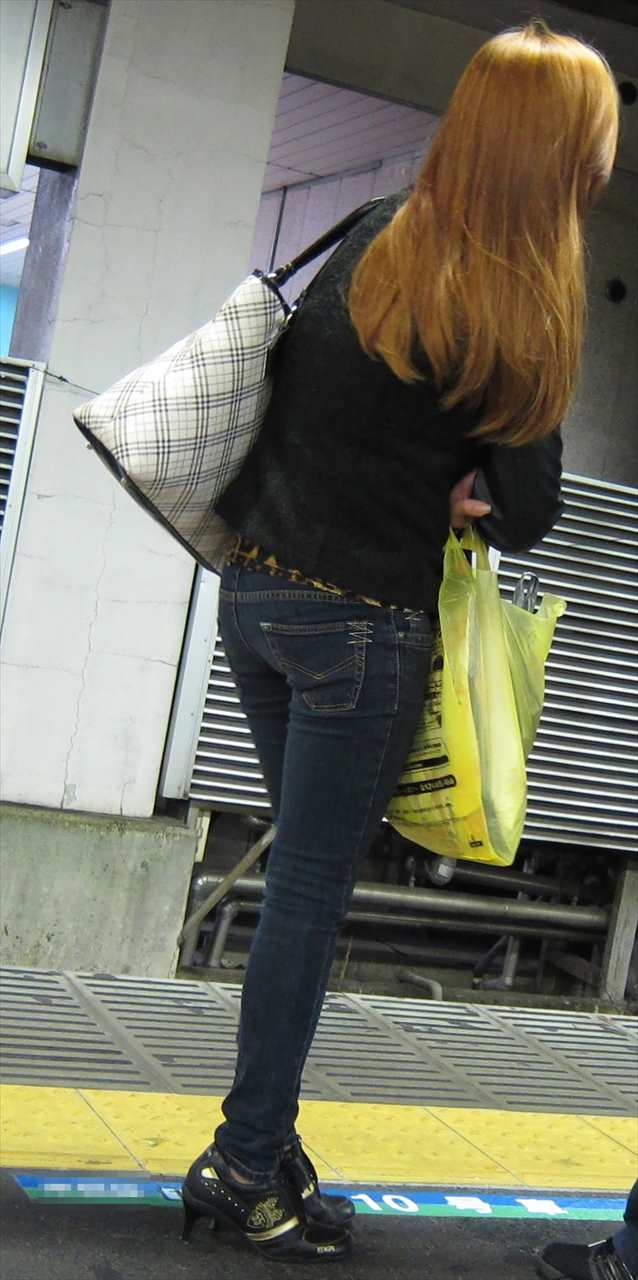 ジーンズ女子の街撮り素人エロ画像4