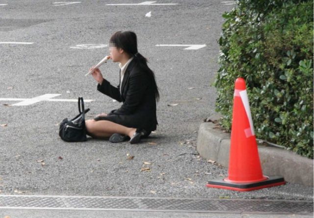 リクルートスーツやパンツスーツの女性を街撮りした素人エロ画像-202