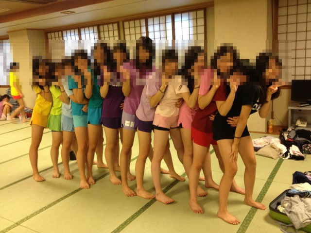 女子高生の太もも街撮り素人エロ画像