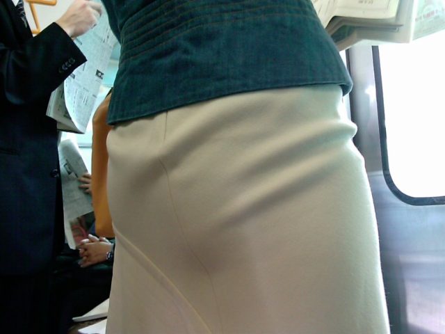 白いパンツやスカートのお尻を街撮りした素人エロ画像-007
