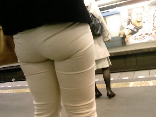白いパンツやスカートのお尻を街撮りした素人エロ画像-012