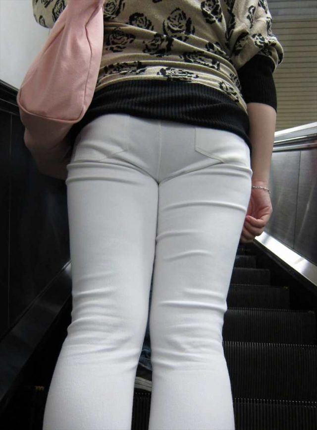 白いパンツやスカートのお尻を街撮りした素人エロ画像-099