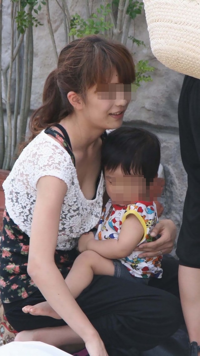 子連れママ胸チラおっぱい素人エロ画像4